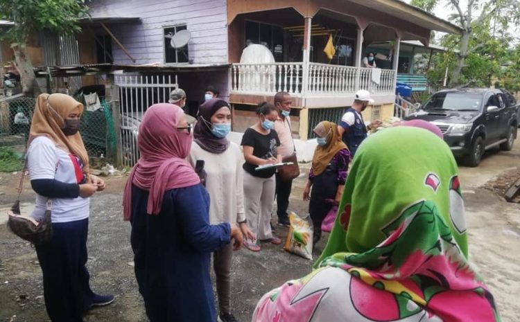  Mengagihkan bantuan makanan asas kepada golongan bersasar sekitar kawasan Kukusan