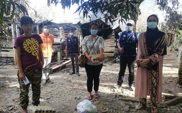  Ziarah dan memberi sumbangan kepada mangsa kebakaran di perkampungan Taman Rainbow