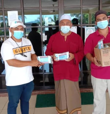  Mengagihkan sumbangan mask dan sanitizer kepada Masjid Baiturrahman Bal (Kg. Muhibbah Bal), Masjid Babus Saadah (Kg Muhibbahraya) dan Masjid Al Munawwaroh (Kg Jawa Lanut)