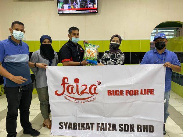  Sumbangan 400 pek beras daripada Syarikat Faiza Sdn Bhd