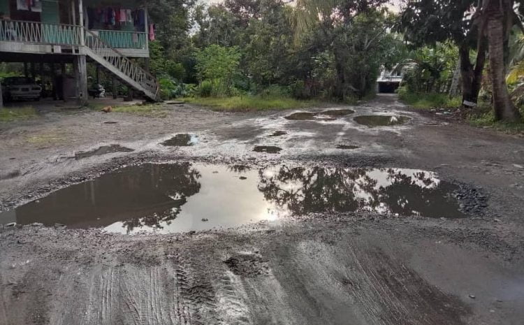  Menutup lopak besar di laluan utama penduduk kampung bersebelahan Taman Rainbow