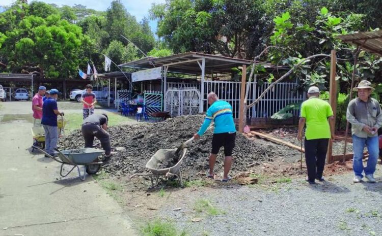  Penduduk Taman Victoria bergotong-royong meratakan batu kawasan letak kereta