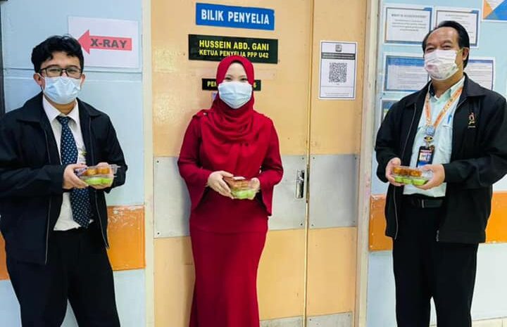  Mengedarkan Pek Kuih Kepada Kakitangan Hospital Besar Tawau