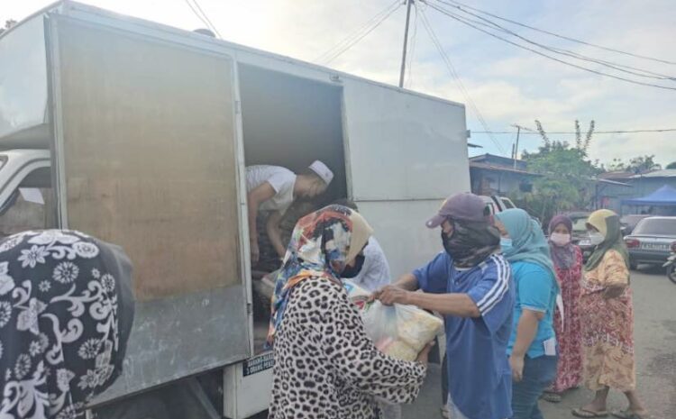  Menyalurkan 250 Pek Bakul Makanan di Kg Sri Menanti