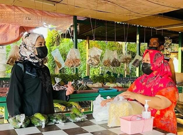  Melawat Puan Mina Yang Berjualan Sayur di Tepi Jalan Univila dan Kg Muhibbah