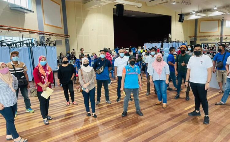 Mengagihkan Pek Coklat Kepada Penerima Vaksin Dewan Masyarakat Tawau
