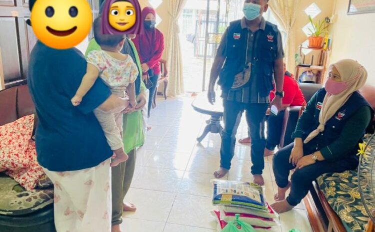 Team Careline Kukusan Menghantar Bakul Makanan di Tmn Pick Yard