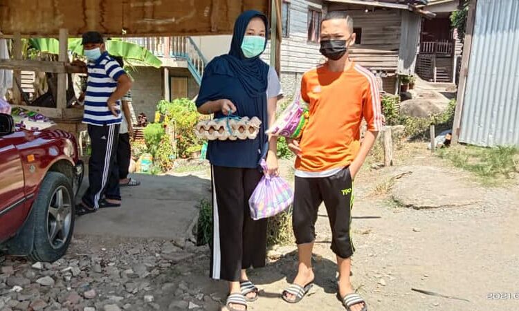  Menyalurkan Bakul Makanan Melalui En Musrin Bakar Kepada 15 Orang Warga Kukusan