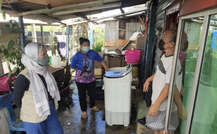  Melawat Dan Menyampaikan Sumbangan