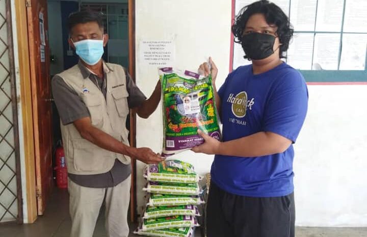  Menghantar 8 Set Bakul Makanan Kepada Warga Kukusan Di PPR Batu 8 Apas