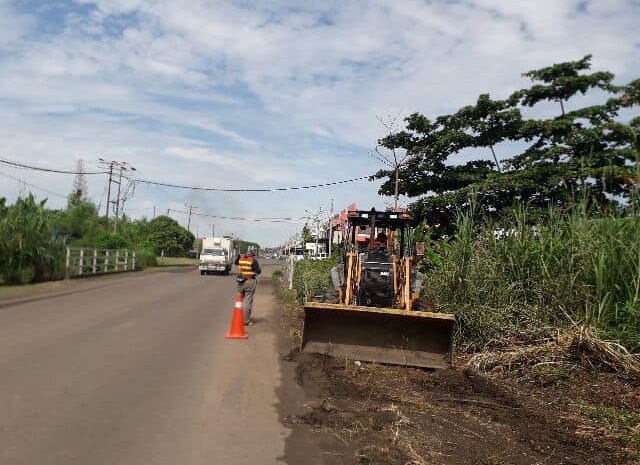  Memantau Kerja Membersihkan Rumput Dan Parit Di Jalan Utama Lot Kedai Taman Univilla