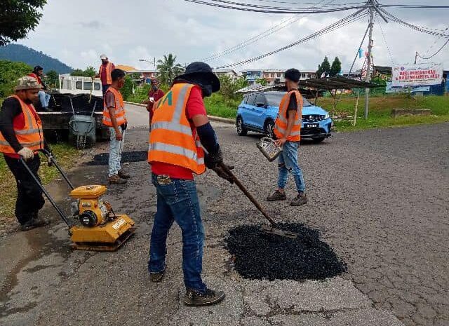  Memantau Kerja-Kerja Menampal Lubang Yang Dilakukan Oleh Pihak Konsesi JKR