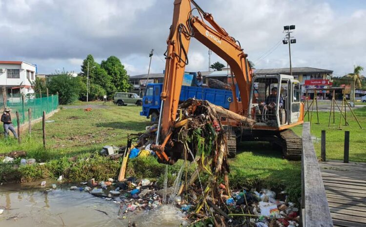  Kerja – Kerja Pembersihan Sungai Belakang Taman Gembira