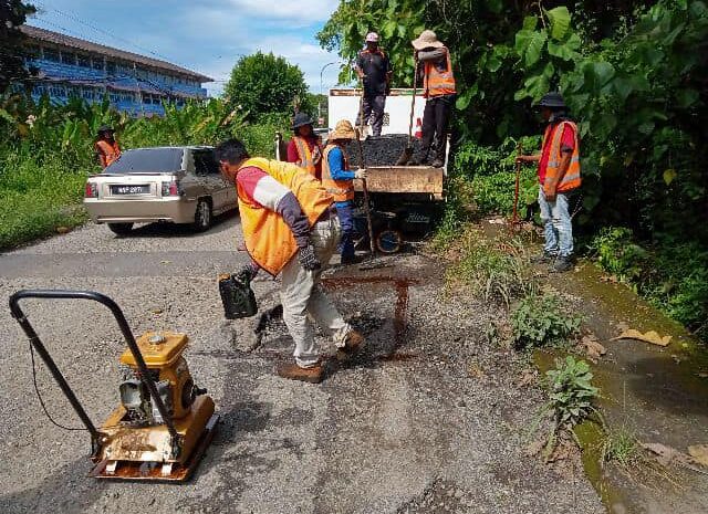  Menurap Lubang Di Jalan SM Teknik