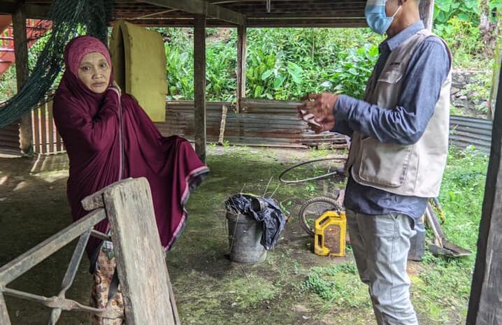Menyerahkan Sumbangan Kepada Puan Rahmawati