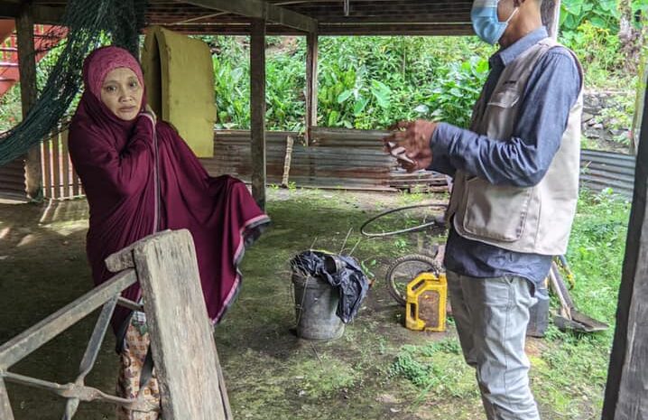  Menyerahkan Sumbangan Kepada Puan Rahmawati