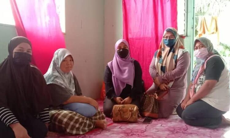  Menyampaikan Sumbangan Untuk Ayah Puan Haslinda Kerana Strok