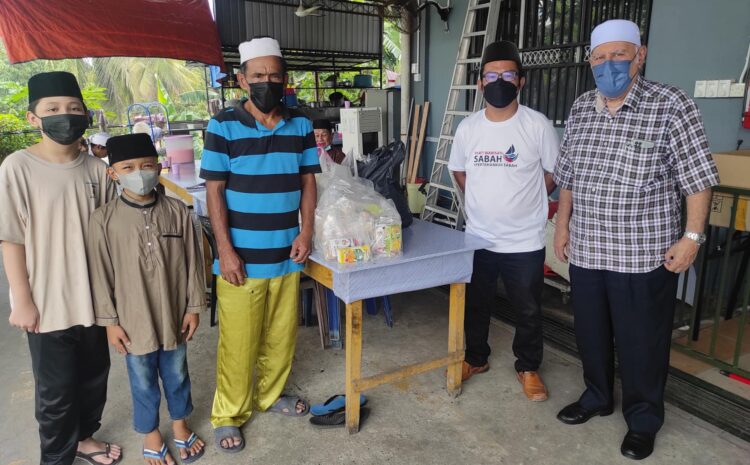  Menyampaikan Pek Kuih-Muih Jemaat Solat Jumaat di Masjid Ba’bus Saadah Kg Muhibbahraya