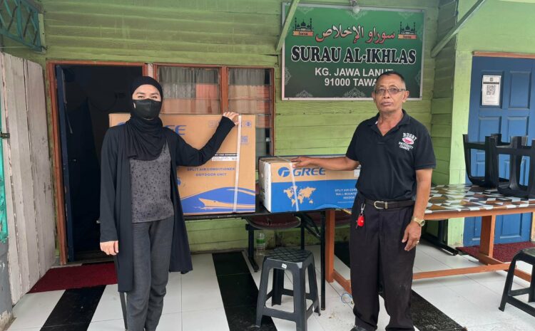  Menyumbangkan Sebuah Unit Penyaman Udara Kepada Surau Al-Ikhlas