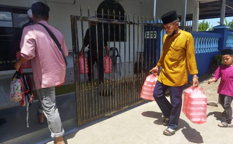  Sumbangan 100 Tapau Makanan Jemaah Solat Jumaat Masjid Al Falah, Kg Sentosa Blok 5