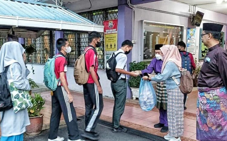  Edar 120 Bendera Dan 250 Bungkus Roti Kepada Pelajar SMK Kuhara