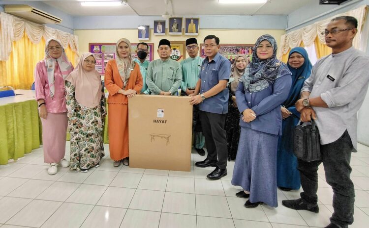  Sumbangan 15 Unit Meja Lipat Di SMK Kuhara