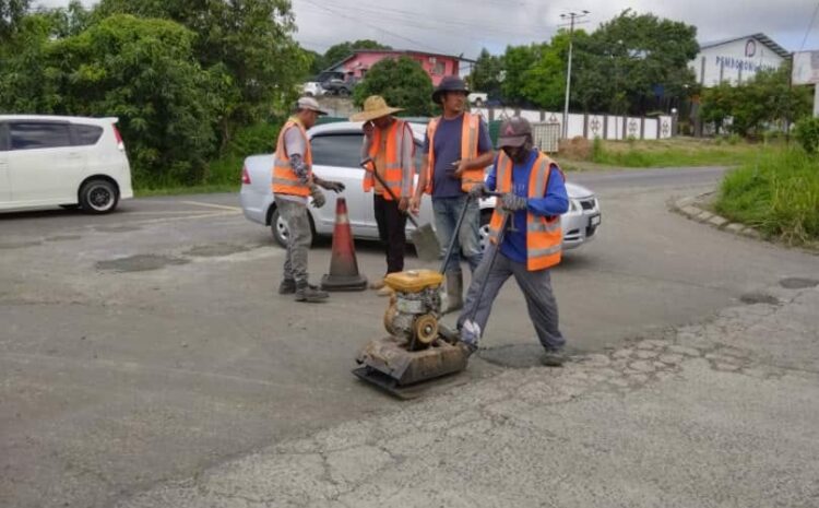  Kerja Baik Pulih Jalan Raya Di Taman Univilla