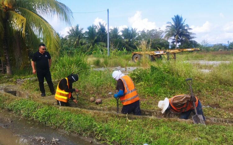  Kerja Pembersihan Parit Di Jalan Utara Baru