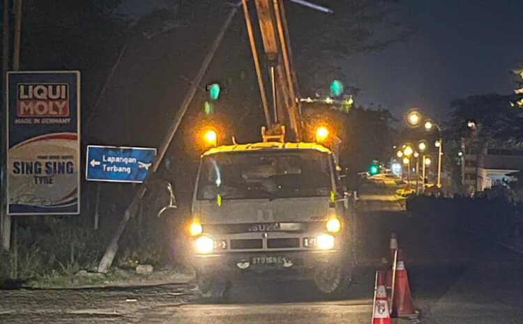  Tiang Lampu Hampir Rebah Di Jalan Utara