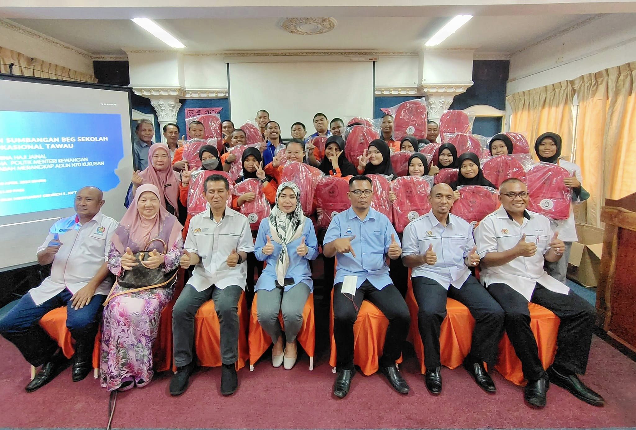  Sumbangan 1,000 Beg Di Sekolah Sekitar Kukusan