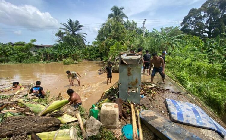  Belia Kukusan Bersama Membersihkan Sampah Akibat Banjir