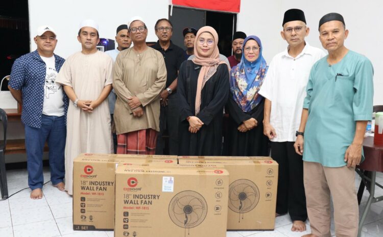 Menyerahkan 6 Unit Kipas Dinding Untuk Warga Kg Sentosa Blok 5