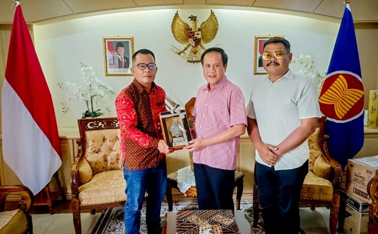  Cenderakenangan Kepada Bapak Aris Heru Utomo, Konsulat Republik Indonesia