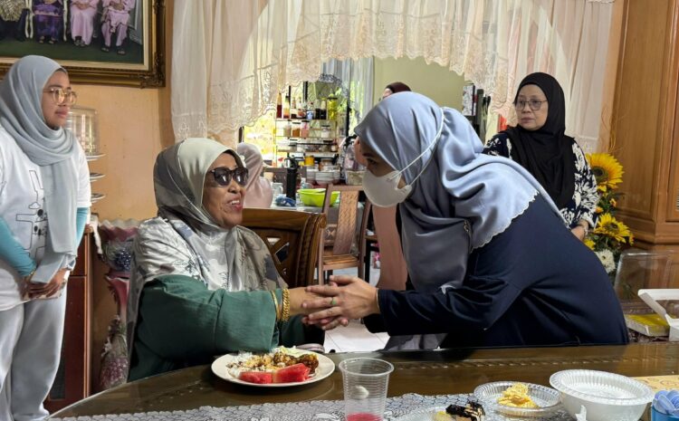  Menghadiri Majlis Kenduri Keluarga Haji Ahmad Bin Tapa